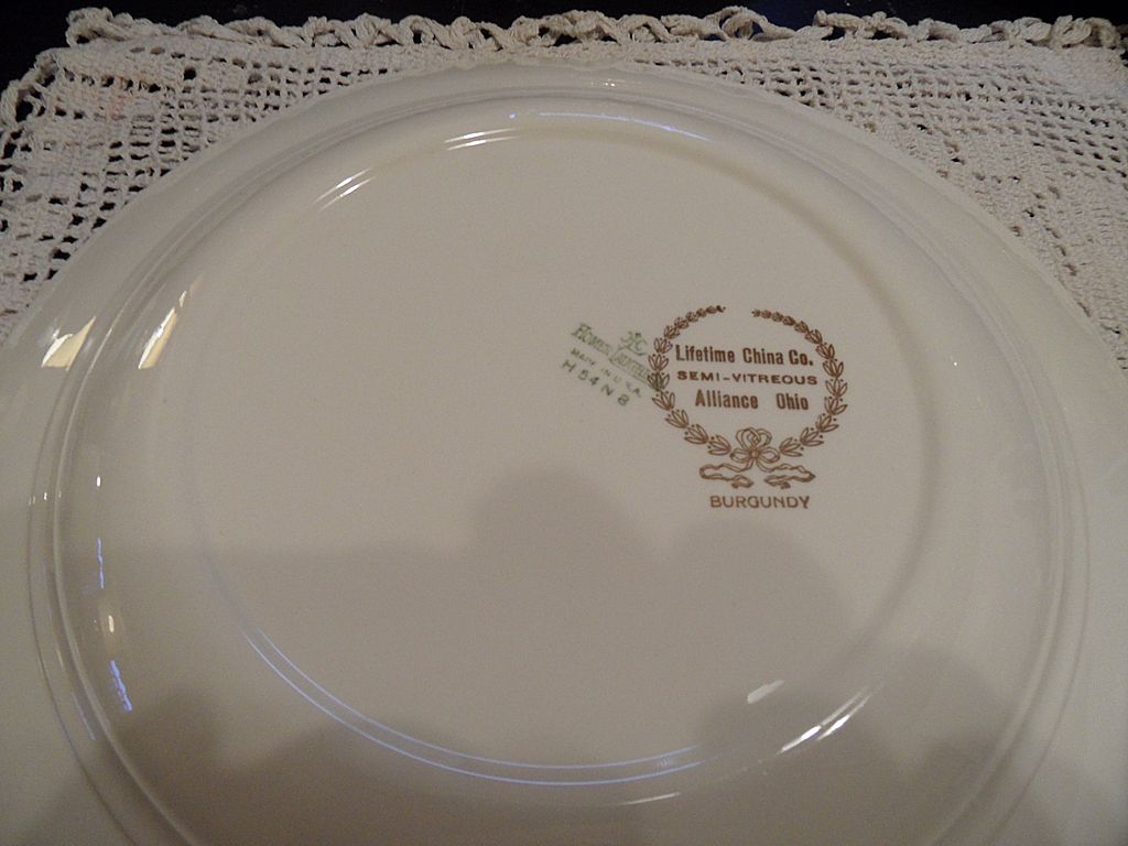 Vintage - Homer Laughlin - "Burgundy" - Dinner Plate Vintage - Homer Laughlin - "Burgundy" - Dinner Plate