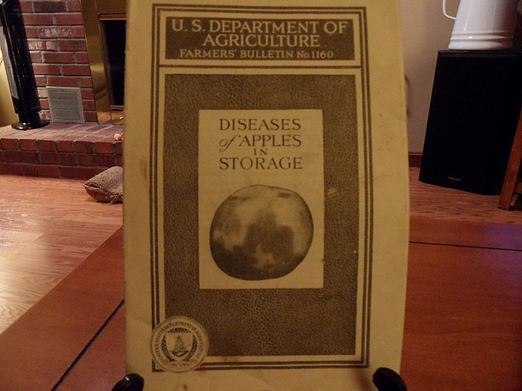 Vintage - "Diseases of Apples in Storage", US Dept of Agriculture, 1939 Vintage - "Diseases of Apples in Storage", US Dept of Agriculture, 1939