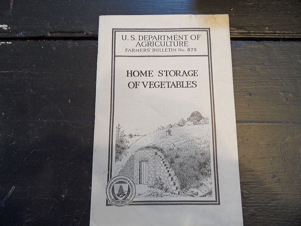 Vintage - "Home Storage of Vegetables", US Dept of Agriculture, 1942 Vintage - "Home Storage of Vegetables", US Dept of Agriculture, 1942