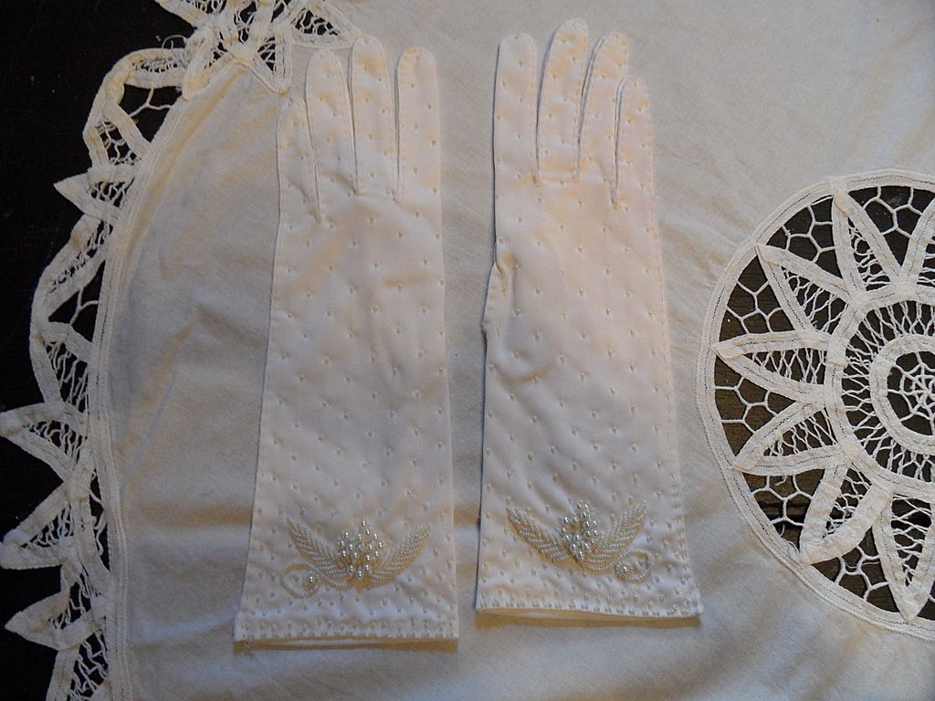 Vintage - 1950's Off-White Elegant Gloves Vintage - 1950's Off-White Elegant Gloves