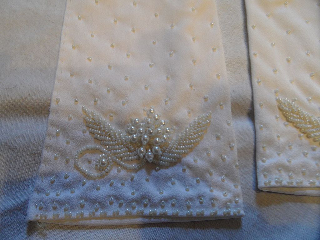 Vintage - 1950's Off-White Elegant Gloves Vintage - 1950's Off-White Elegant Gloves