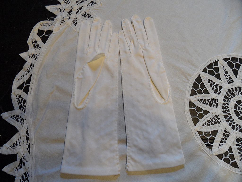 Vintage - 1950's Off-White Elegant Gloves Vintage - 1950's Off-White Elegant Gloves