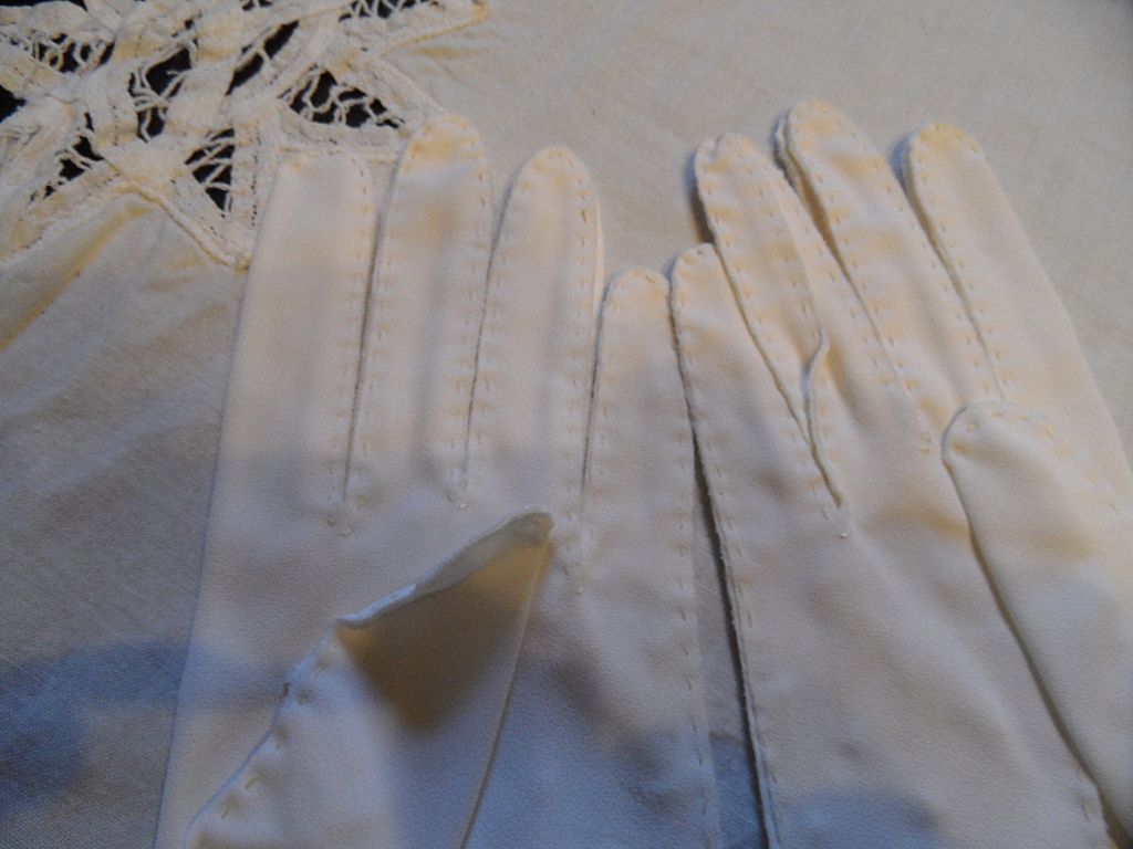 Vintage - 1950's Off-White Elegant Gloves Vintage - 1950's Off-White Elegant Gloves