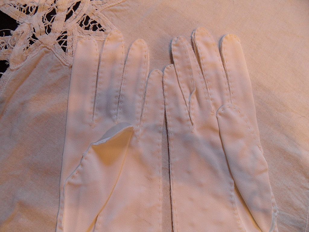 Vintage - 1950's Off-White Elegant Gloves Vintage - 1950's Off-White Elegant Gloves