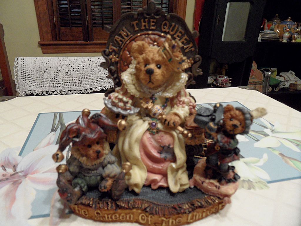 Collectible - Boyd's Bear's - Elizabeth w/Resenantz & Guilerstein...I AM the Queen Collectible - Boyd's Bear's - Elizabeth w/Resenantz & Guilerstein...I AM the Queen