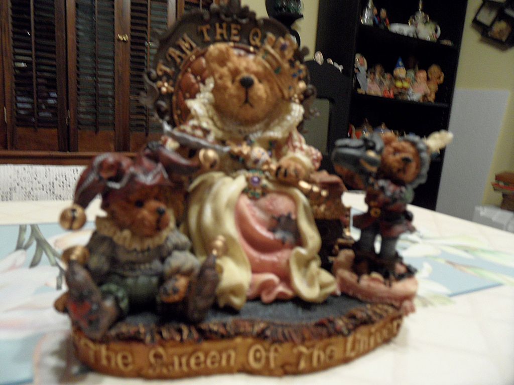Collectible - Boyd's Bear's - Elizabeth w/Resenantz & Guilerstein...I AM the Queen Collectible - Boyd's Bear's - Elizabeth w/Resenantz & Guilerstein...I AM the Queen
