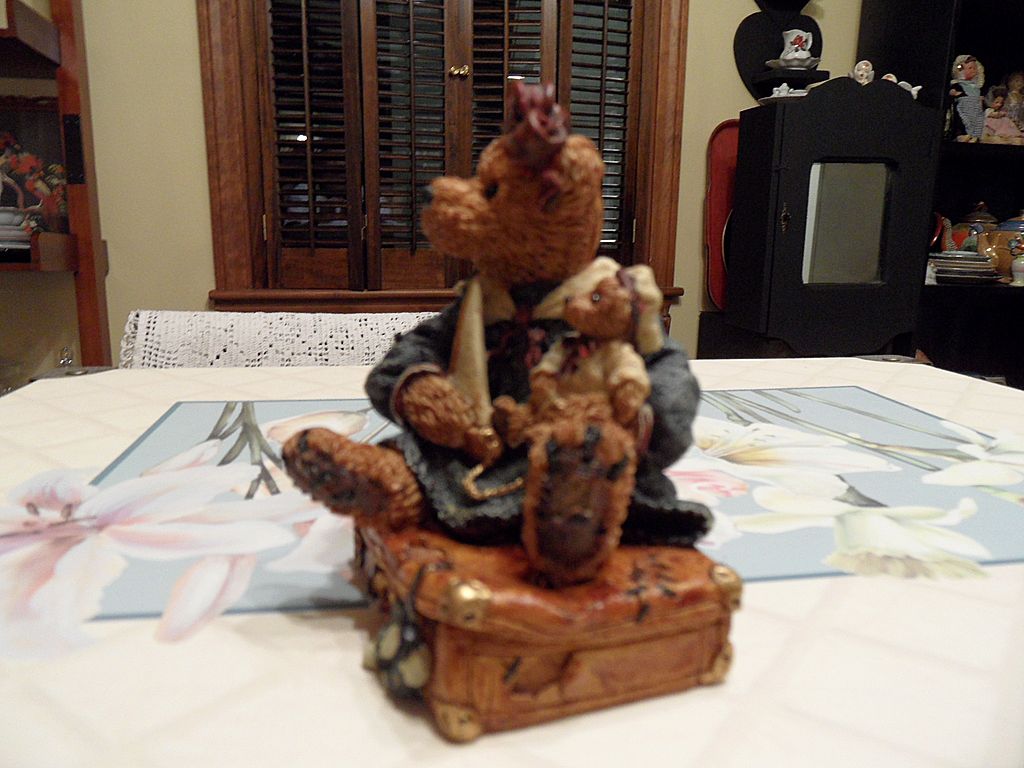 Collectible - Boyd's Bear's - Baily Bear with Suitcase Collectible - Boyd's Bear's - Baily Bear with Suitcase