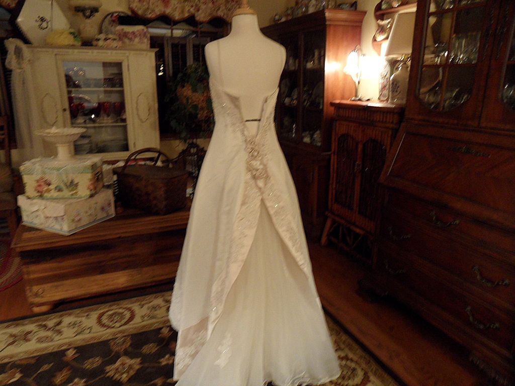 Vintage - Beautiful Vintage Mon Cheri Designer Wedding Dress - Size 6 Vintage - Beautiful Vintage Mon Cheri Designer Wedding Dress - Size 6