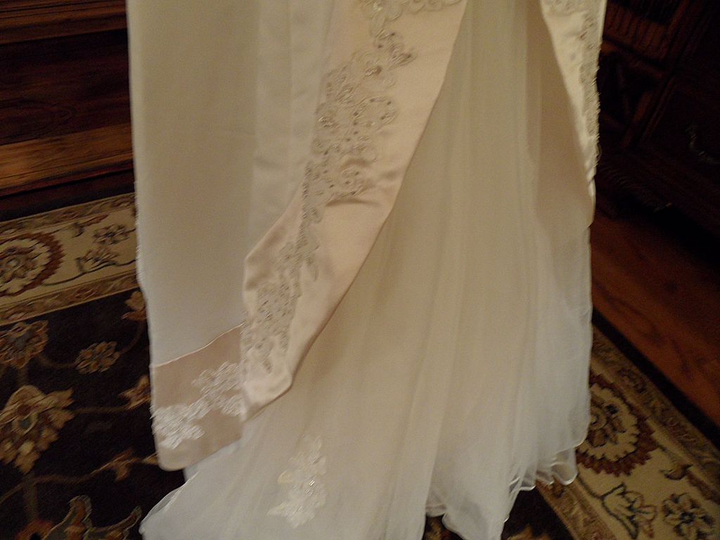 Vintage - Beautiful Vintage Mon Cheri Designer Wedding Dress - Size 6 Vintage - Beautiful Vintage Mon Cheri Designer Wedding Dress - Size 6
