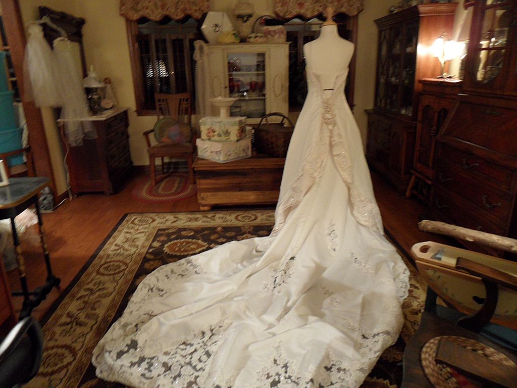 Vintage - Beautiful Vintage Mon Cheri Designer Wedding Dress - Size 6 Vintage - Beautiful Vintage Mon Cheri Designer Wedding Dress - Size 6
