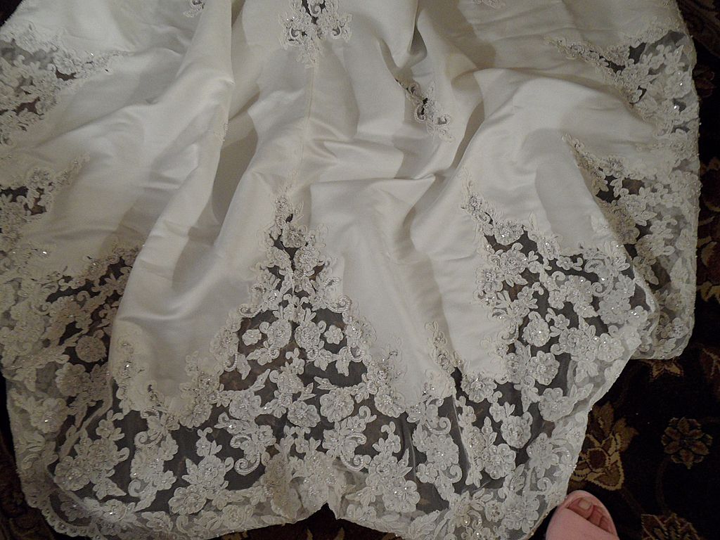 Vintage - Beautiful Vintage Mon Cheri Designer Wedding Dress - Size 6 Vintage - Beautiful Vintage Mon Cheri Designer Wedding Dress - Size 6