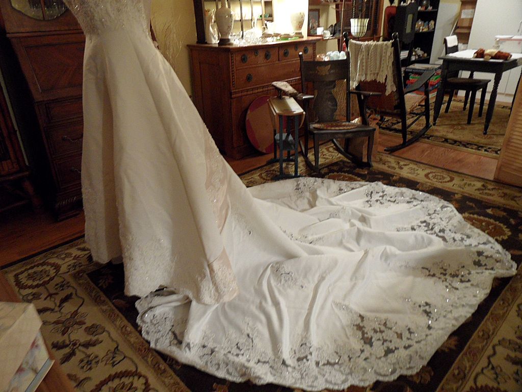 Vintage - Beautiful Vintage Mon Cheri Designer Wedding Dress - Size 6 Vintage - Beautiful Vintage Mon Cheri Designer Wedding Dress - Size 6