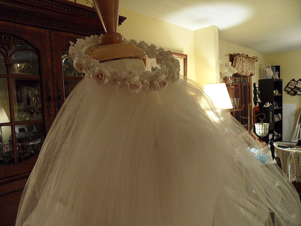 Vintage - Beautiful Vintage Mon Cheri Designer Wedding Dress - Size 6 Vintage - Beautiful Vintage Mon Cheri Designer Wedding Dress - Size 6