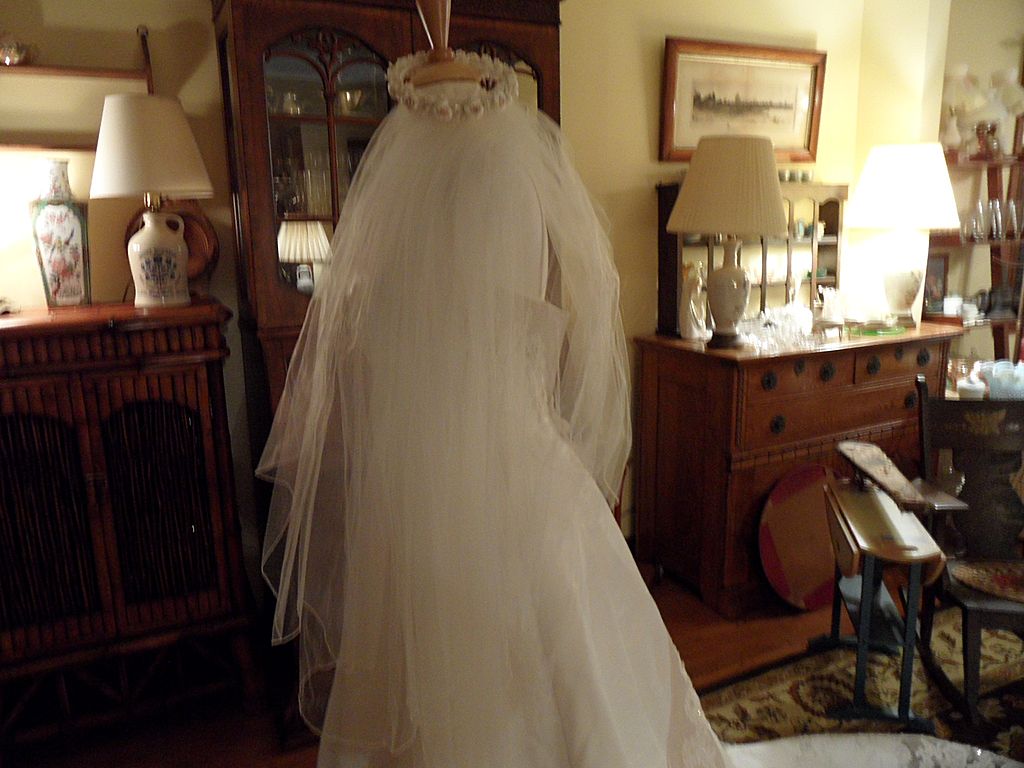 Vintage - Beautiful Vintage Mon Cheri Designer Wedding Dress - Size 6 Vintage - Beautiful Vintage Mon Cheri Designer Wedding Dress - Size 6