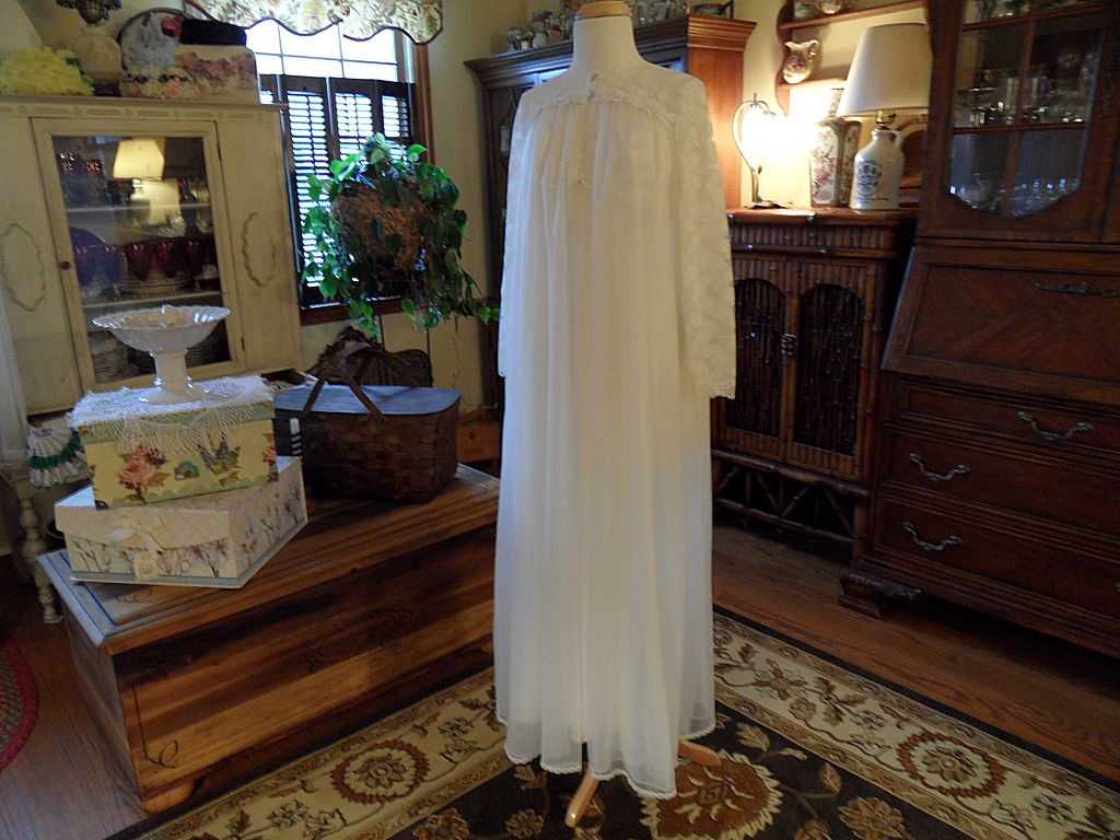 Vintage - 1950's Vanity Fair Peignoir Set - White with Blue Ribbon - Size Small Vintage - 1950's Vanity Fair Peignoir Set - White with Blue Ribbon - Size Small