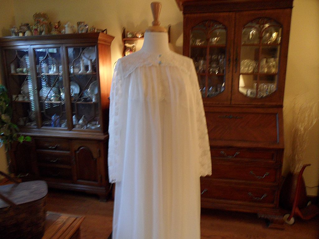 Vintage - 1950's Vanity Fair Peignoir Set - White with Blue Ribbon - Size Small Vintage - 1950's Vanity Fair Peignoir Set - White with Blue Ribbon - Size Small