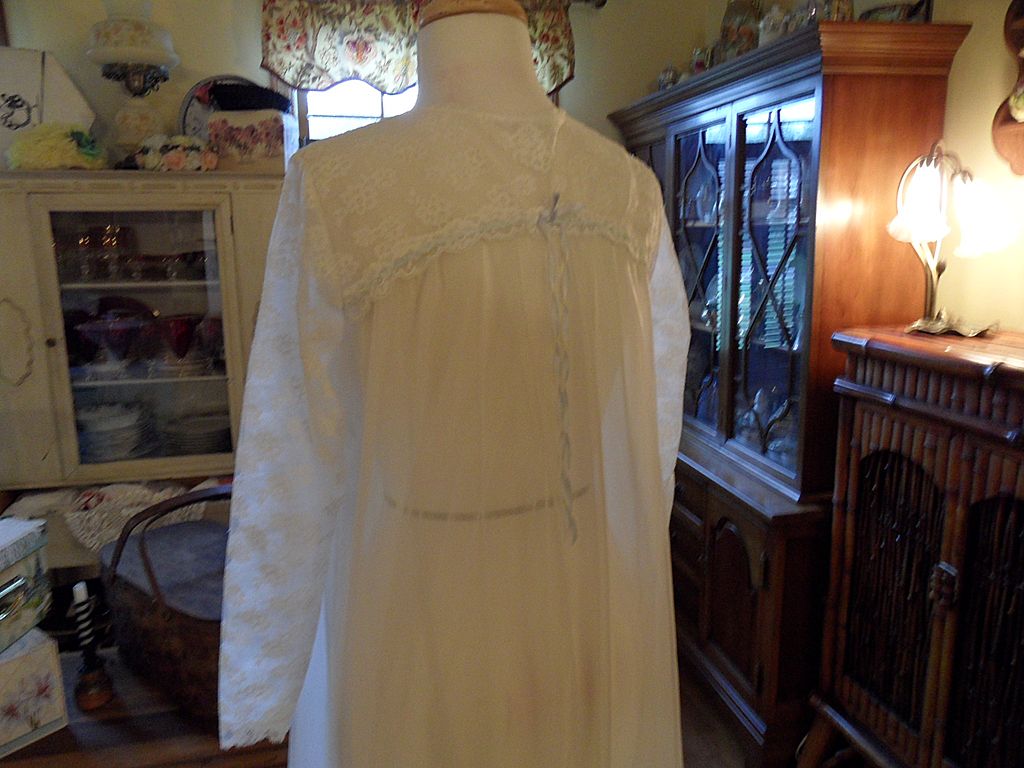 Vintage - 1950's Vanity Fair Peignoir Set - White with Blue Ribbon - Size Small Vintage - 1950's Vanity Fair Peignoir Set - White with Blue Ribbon - Size Small