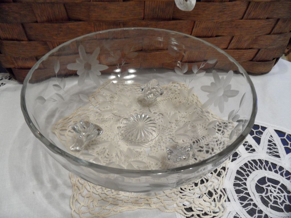 Vintage - Fostoria - Fruit Bowl - Etched - Three footed Vintage - Fostoria - Fruit Bowl - Etched - Three footed