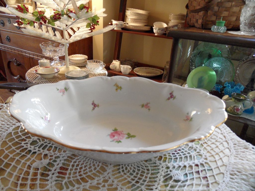Vintage - Johann Haviland - Scalloped Edges Rosebud - Vegetable Server Vintage - Johann Haviland - Scalloped Edges Rosebud - Vegetable Server