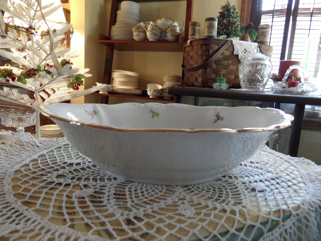 Vintage - Johann Haviland - Scalloped Edges Rosebud - Vegetable Server Vintage - Johann Haviland - Scalloped Edges Rosebud - Vegetable Server