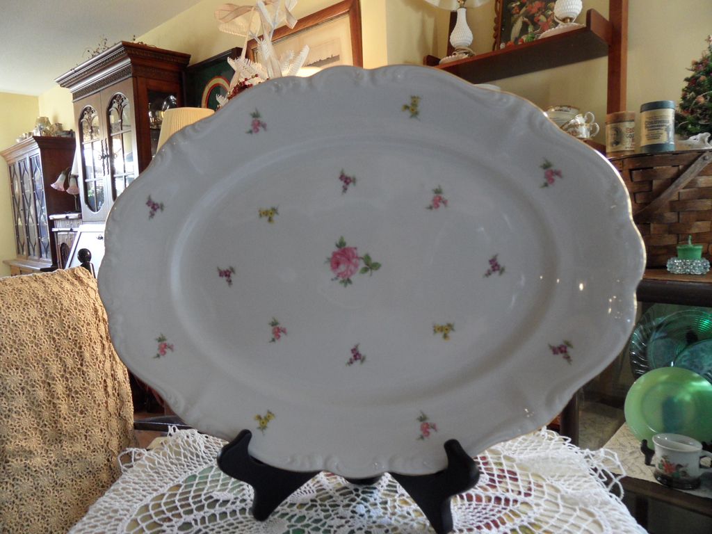 Vintage - Johann Haviland - Scalloped Edges Rosebud - Serving Platter Vintage - Johann Haviland - Scalloped Edges Rosebud - Serving Platter