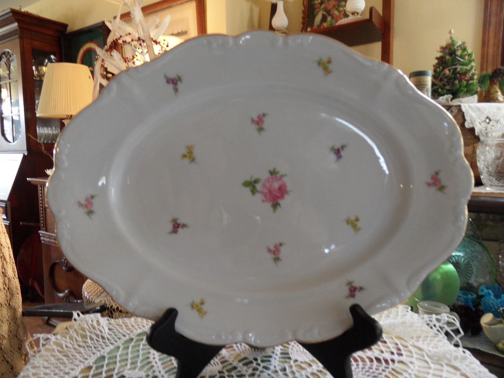 Vintage - Johann Haviland - Scalloped Edges Rosebud - Serving Platter Vintage - Johann Haviland - Scalloped Edges Rosebud - Serving Platter