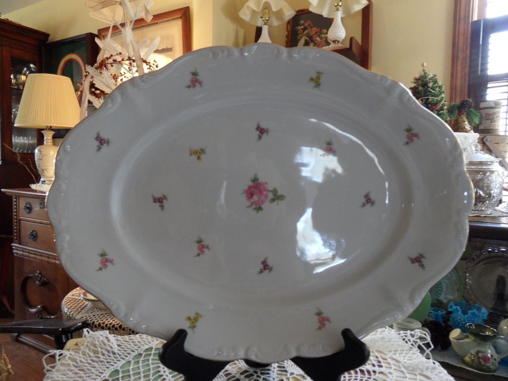 Vintage - Johann Haviland - Scalloped Edges Rosebud - Serving Platter Vintage - Johann Haviland - Scalloped Edges Rosebud - Serving Platter