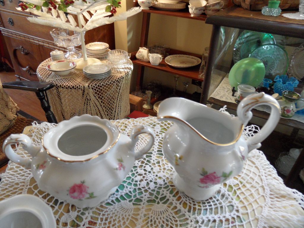 Vintage - Johann Haviland - Scalloped Edges Rosebud - Creamer & Covered Sugar Vintage - Johann Haviland - Scalloped Edges Rosebud - Creamer & Covered Sugar