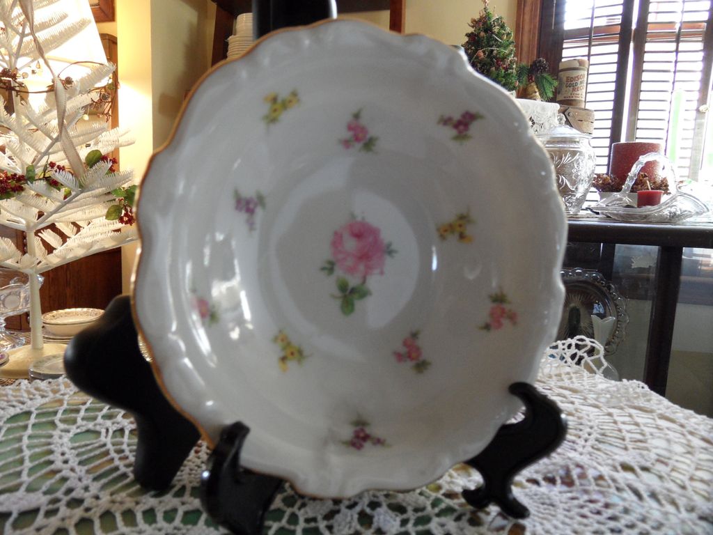 Vintage - Johann Haviland - Scalloped Edges Rosebud - Fruit/Dessert Bowl Vintage - Johann Haviland - Scalloped Edges Rosebud - Fruit/Dessert Bowl
