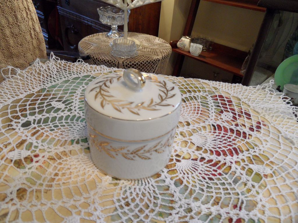 Vintage - Lefton - Trinket Box - White and Gold Vintage - Lefton - Trinket Box - White and Gold