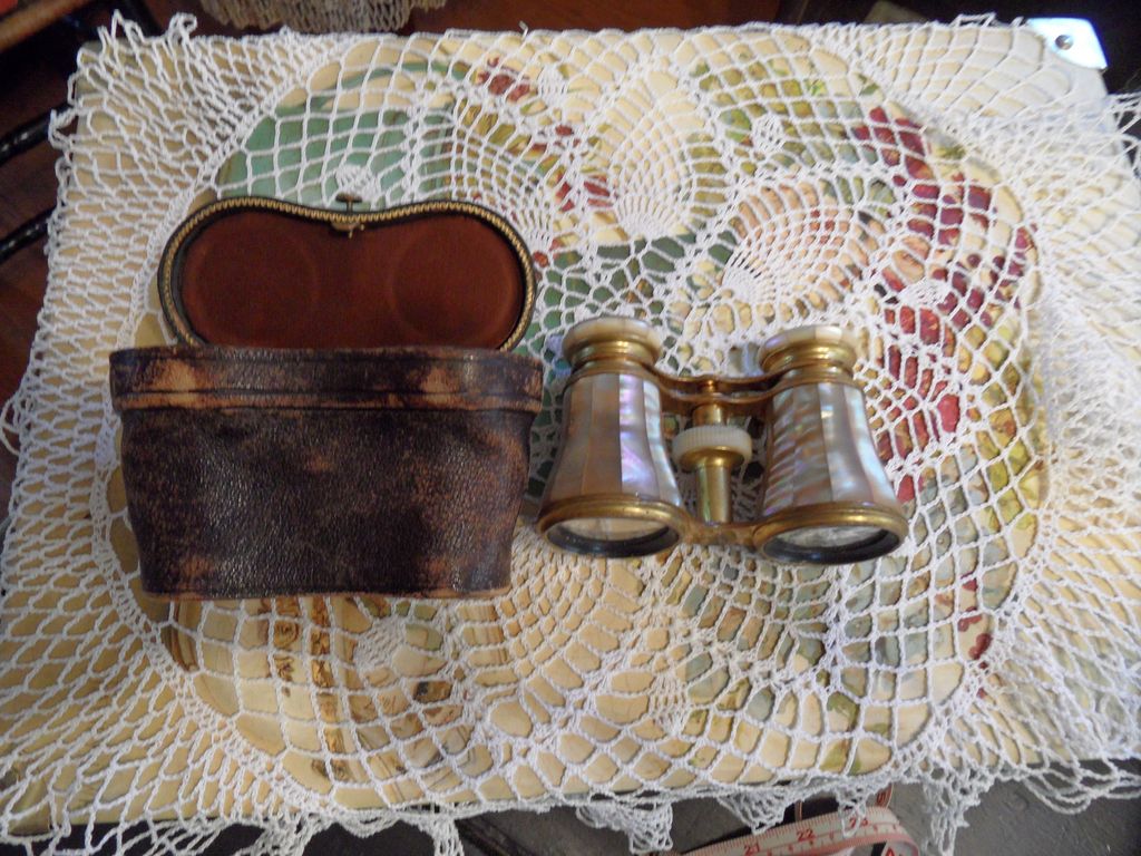 Antique - Opera Glasses - LeMaire Fab - Paris - Mother of Pearl Antique - Opera Glasses - LeMaire Fab - Paris - Mother of Pearl