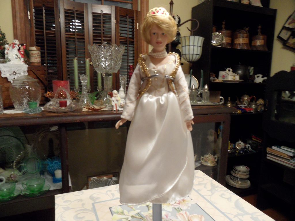 Vintage - Princess Diana Porcelain Doll - 10" tall Vintage - Princess Diana Porcelain Doll - 10" tall
