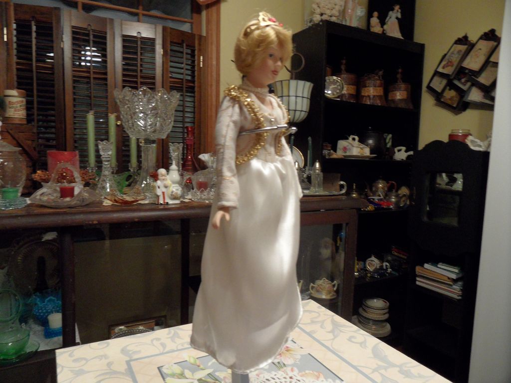 Vintage - Princess Diana Porcelain Doll - 10" tall Vintage - Princess Diana Porcelain Doll - 10" tall