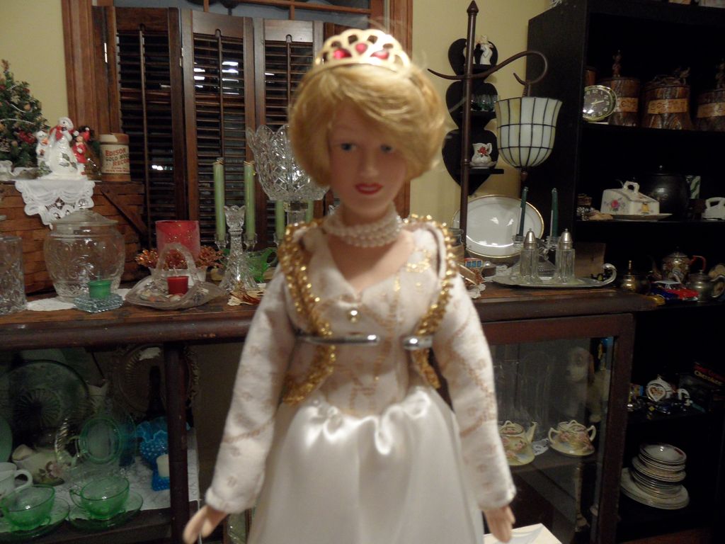Vintage - Princess Diana Porcelain Doll - 10" tall Vintage - Princess Diana Porcelain Doll - 10" tall