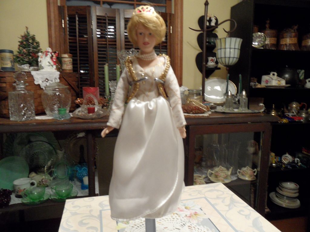 Vintage - Princess Diana Porcelain Doll - 10" tall Vintage - Princess Diana Porcelain Doll - 10" tall