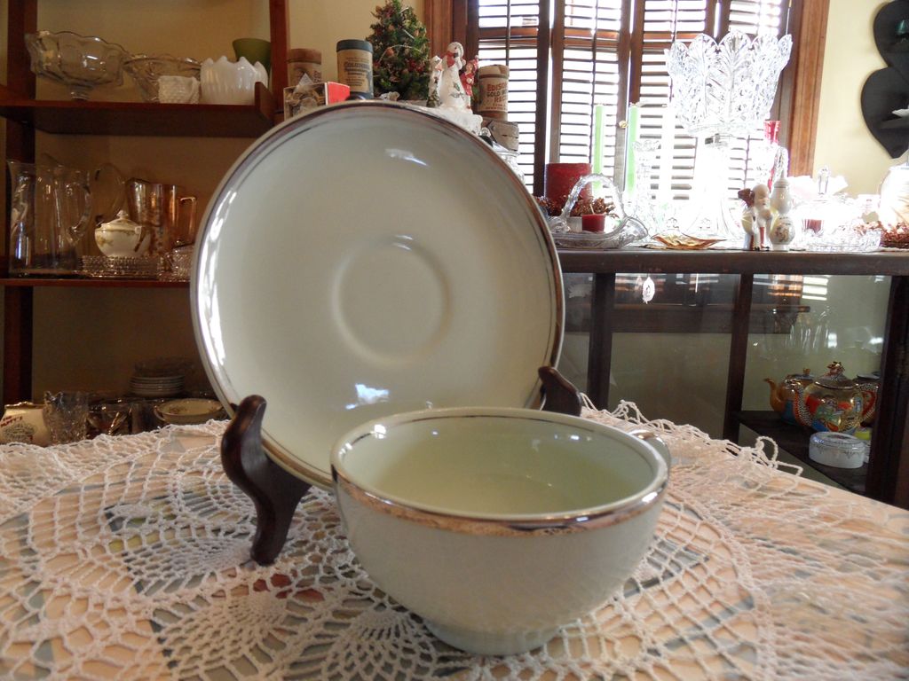 Vintage - Universal - Tea Cup and Saucer - 1952 Vintage - Universal - Tea Cup and Saucer - 1952
