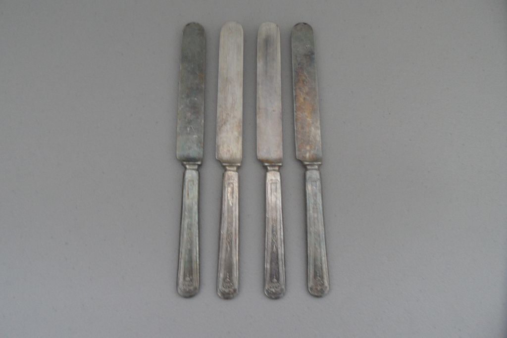 Vintage - Tudor Plate Knives Vintage - Tudor Plate Knives