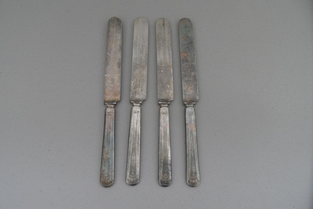 Vintage - Tudor Plate Knives Vintage - Tudor Plate Knives