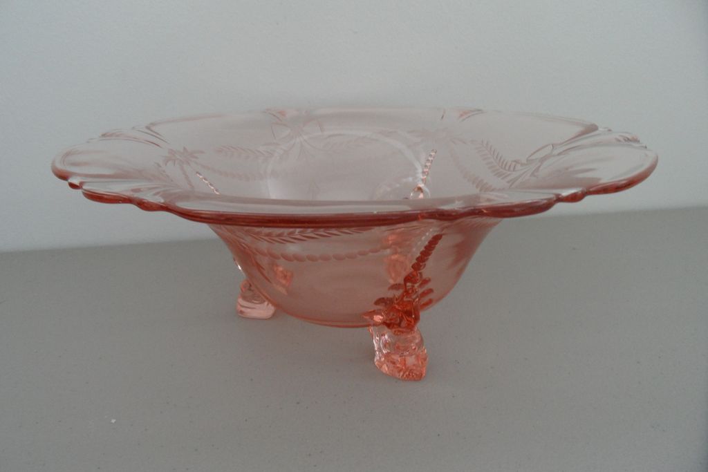 Vintage - Depression Glass - Center Piece Bowl Vintage - Depression Glass - Center Piece Bowl