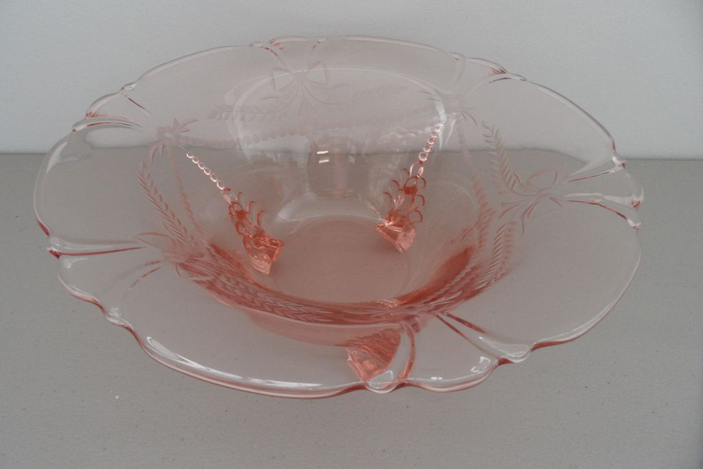 Vintage - Depression Glass - Center Piece Bowl Vintage - Depression Glass - Center Piece Bowl