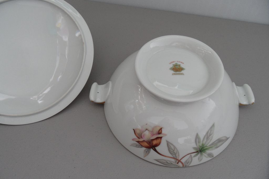 Vintage - Meito China - Woodrose - Covered Vegetable Bowl Vintage - Meito China - Woodrose - Covered Vegetable Bowl