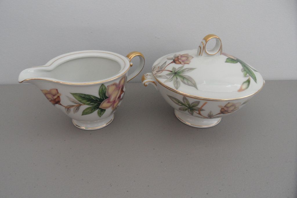 Vintage - Meito China - Woodrose - Creamer and Covered Sugar Vintage - Meito China - Woodrose - Creamer and Covered Sugar