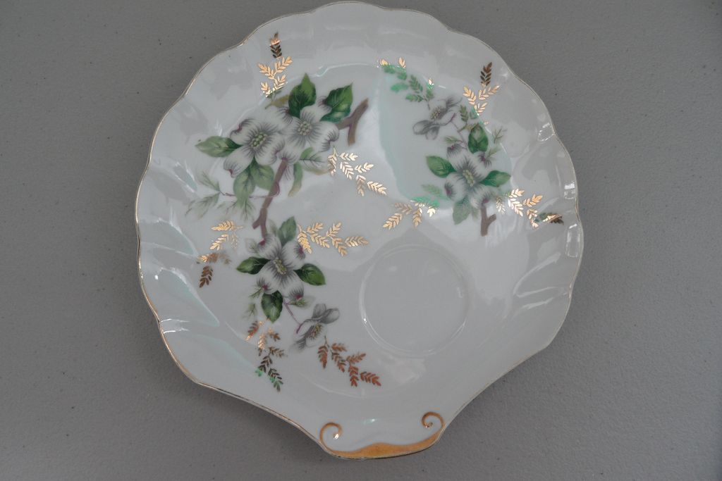 Vintage - Porcelain Fan Plate Vintage - Porcelain Fan Plate