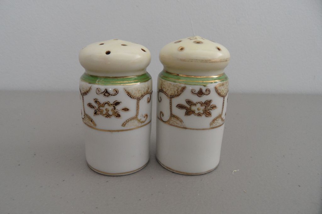 Vintage - Nippon - Salt and Pepper Shaker Vintage - Nippon - Salt and Pepper Shaker