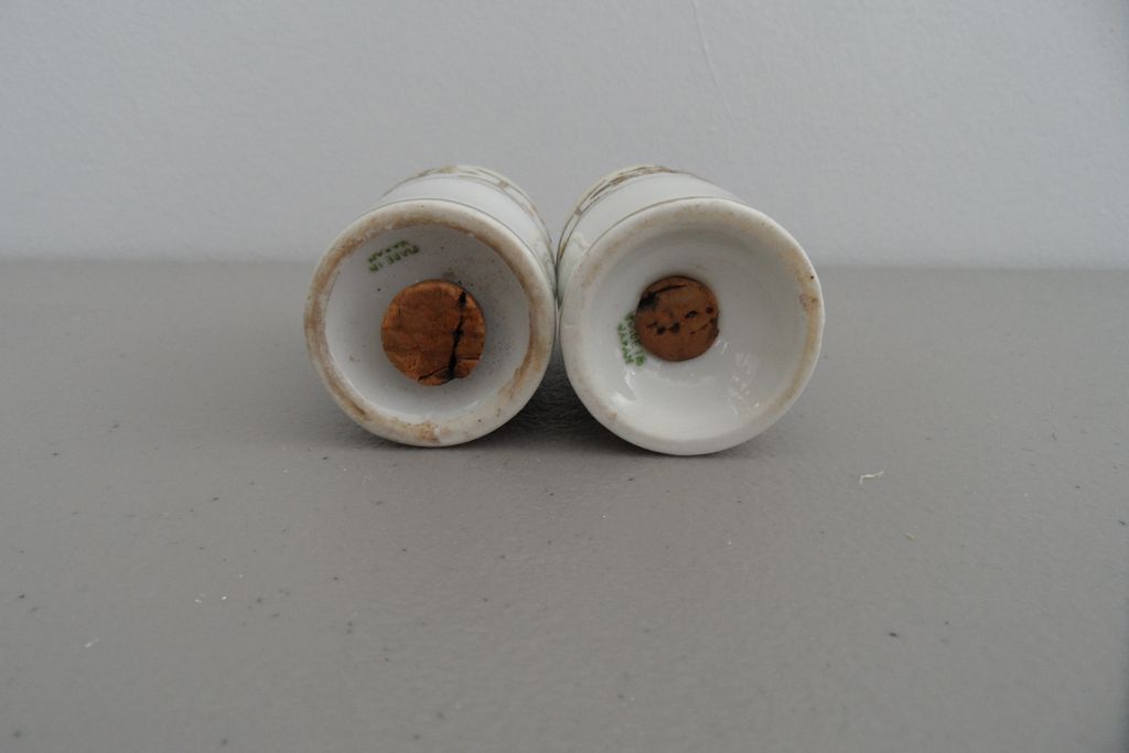 Vintage - Nippon - Salt and Pepper Shaker Vintage - Nippon - Salt and Pepper Shaker