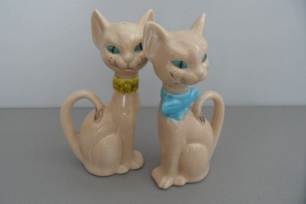 Vintage - Salt and Pepper Shakers Vintage - Salt and Pepper Shakers