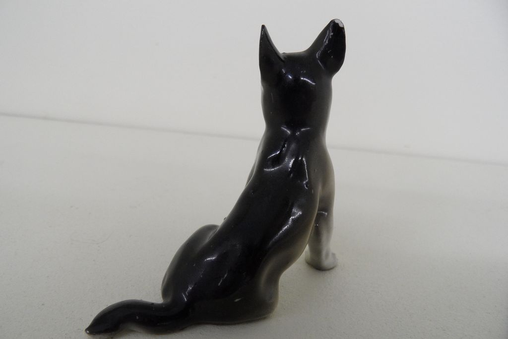 Vintage - Porcelain - Figurine - Dog Vintage - Porcelain - Figurine - Dog