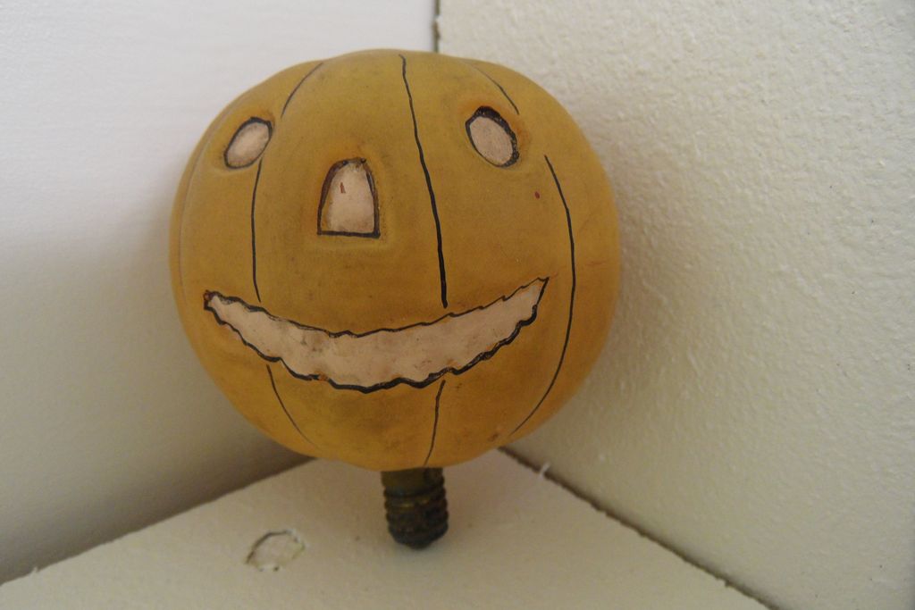 Vintage - Light Bulb - Pumpkin - Hand-blown and painted Vintage - Light Bulb - Pumpkin - Hand-blown and painted