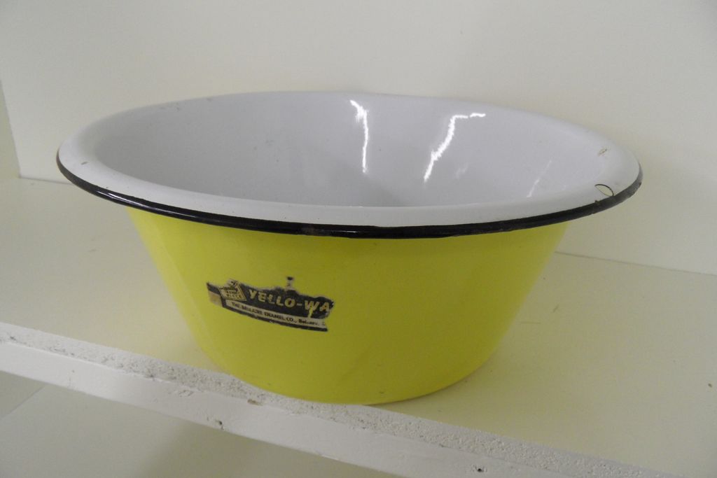Vintage - Enamel Bowl - Yello-Ware! The Bellaire Enamel Co. Vintage - Enamel Bowl - Yello-Ware! The Bellaire Enamel Co.