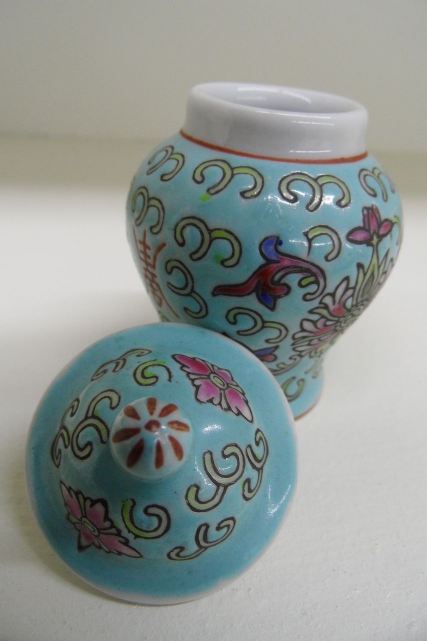 Vintage - Jar - Porcelain - China Vintage - Jar - Porcelain - China